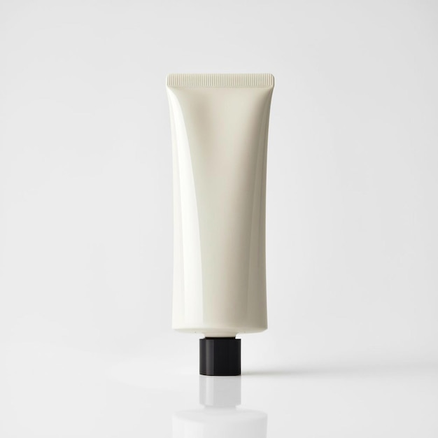 uma garrafa branca com uma base preta que diz " creme "