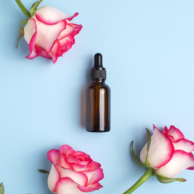Uma garrafa com colágeno ou ácido hialurônico com uma flor de rosa Soro cosmético para cuidados com a pele cuidados suaves