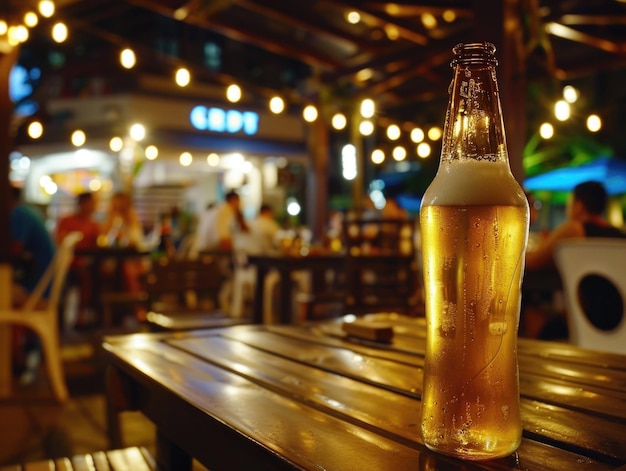 Uma garrafa de cerveja repousa tranquilamente sobre uma mesa de madeira com uma sensação de quietude e simplicidade