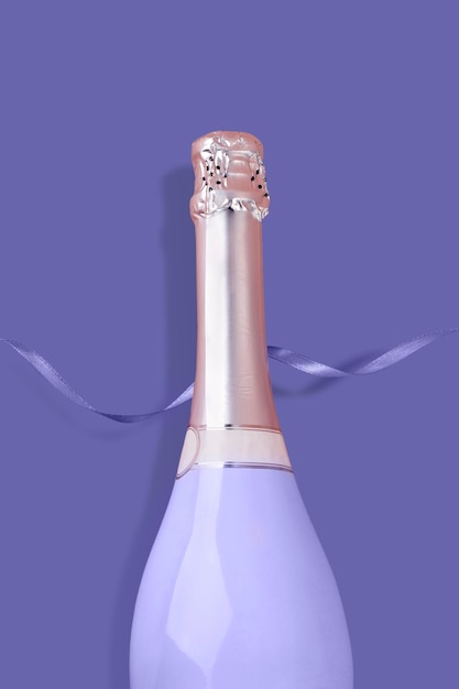 Uma garrafa de champanhe lilás em um fundo de tendência na cor 2022 muito peri