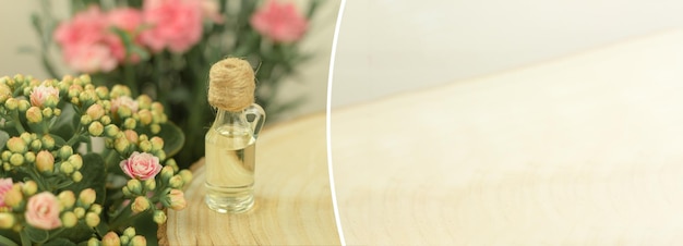 Uma garrafa de óleo aromático feito de pétalas de flores frescas