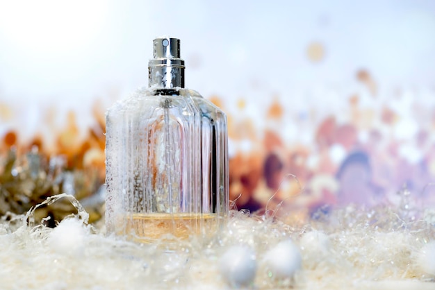 uma garrafa de perfume entre espumantes de Natal festivos brilhantes festivos contra um fundo de belas luzes desfocadas em tons elegantes festivos apresentação de perfumes