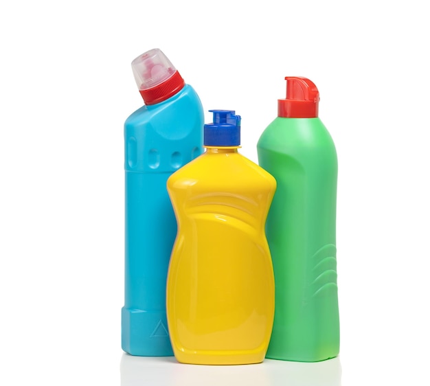 Uma garrafa de plástico com produto de limpeza doméstico isolado em um fundo branco