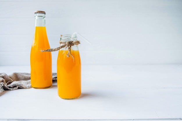 Uma garrafa de suco de laranja