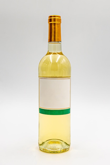 Uma garrafa de vinho branco com uma faixa verde que diz "vinho branco"