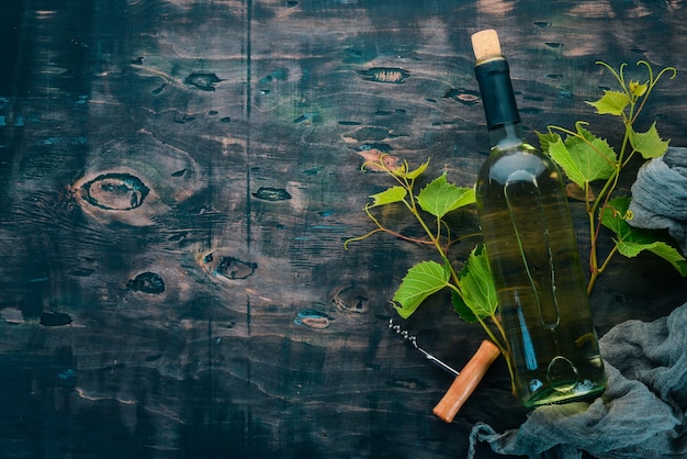 Uma garrafa de vinho branco Vinho Vista superior Em um fundo preto Espaço livre para texto