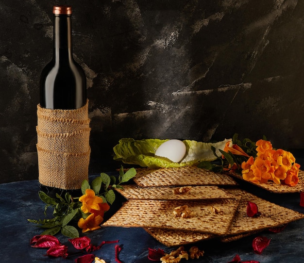 Uma garrafa de vinho por flores de matzah Alimentos naturais e ingredientes de cozinha