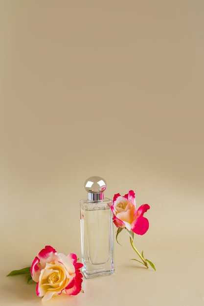 Uma garrafa elegante de perfume feminino ou água de toalete contra o pano de fundo de um belo espaço de apresentação de aroma de rosa para visualização vertical de texto