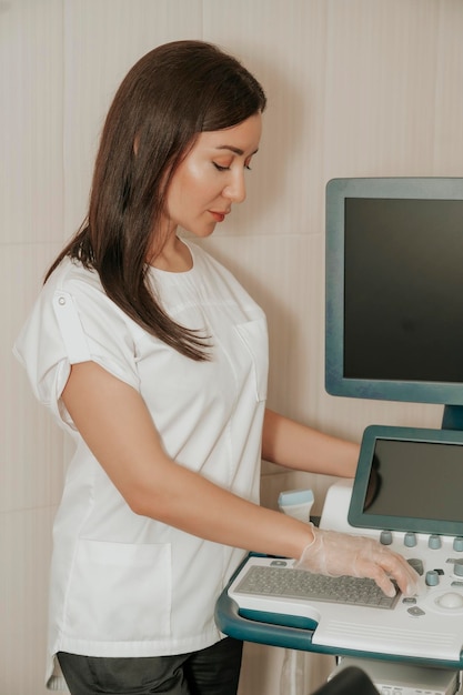 Uma ginecologista se preparando para o exame intravaginal de ultrassom