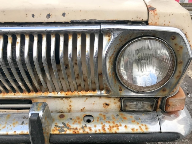 Uma grade de radiador de prata metálica cromada oxidada e oxidada velha retro vintage hipster