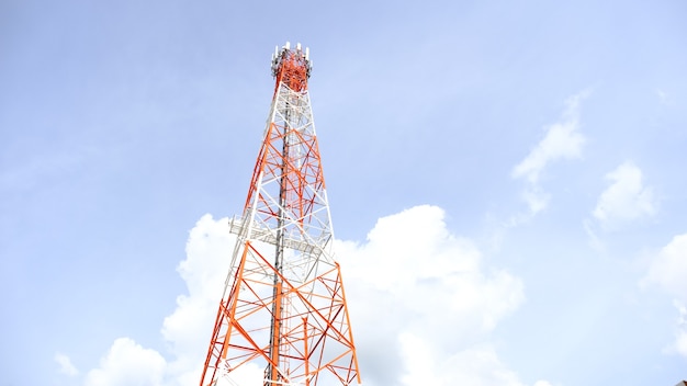 Uma grande antena 5G em um fundo branco