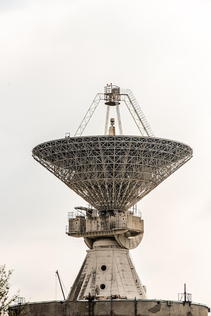 Uma grande antena com o número 1 nela