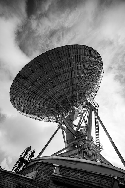 Uma grande antena com um homem nela