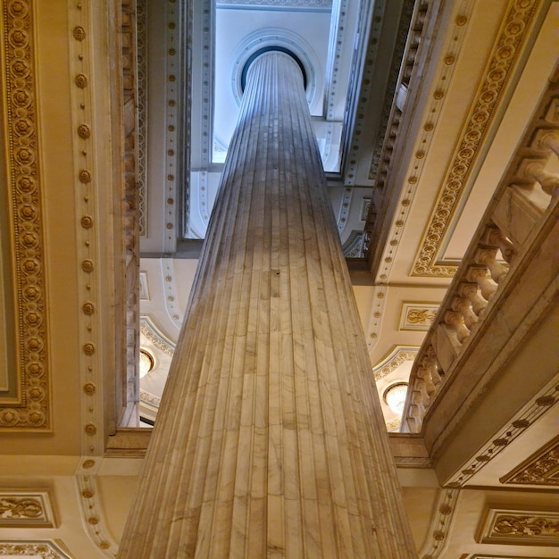 Uma grande coluna em um edifício com a palavra mármore nela