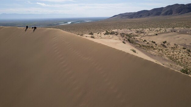 Foto uma grande duna de areia no meio da estepe