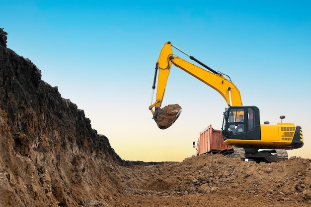 Uma grande escavadeira de construção de cor amarela no canteiro de obras em uma pedreira para pedreiras Imagem industrial