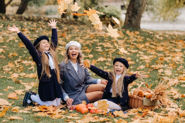 Uma grande família em um piquenique no outono em um parque natural Pessoas felizes no parque de outono