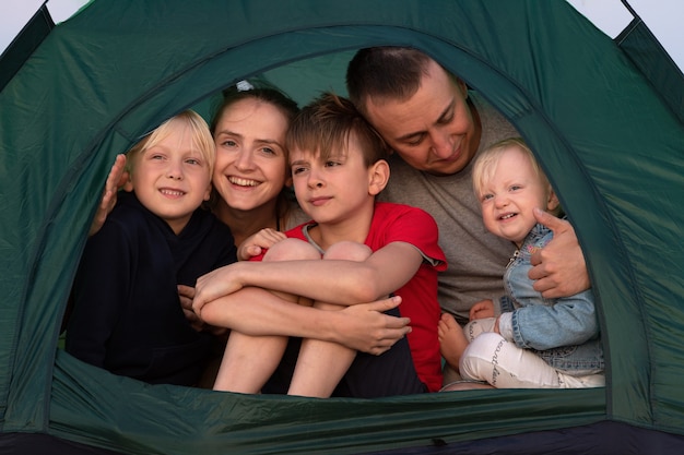 Uma grande família está descansando no acampamento. Viajar, fazer caminhadas, acampar.