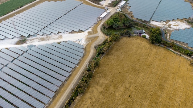 Uma grande fazenda solar é vista nesta imagem aérea.