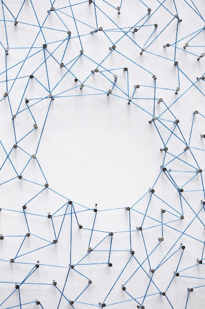 Uma grande grade de pinos conectados com cordas Conceito de rede de tecnologia de comunicação