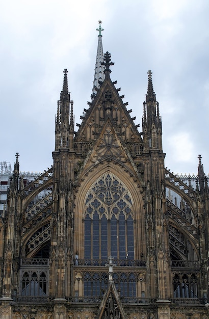 Foto uma grande igreja com uma cruz no topo