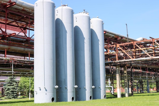 Foto uma grande instalação industrial tecnológica de concreto em uma refinaria petroquímica química