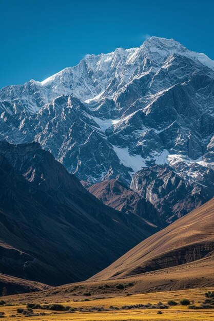 Foto uma grande montanha com neve no topo