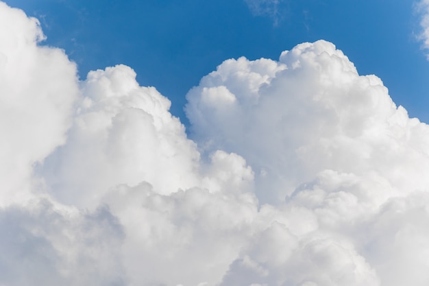 Uma grande nuvem branca ou nuvem sobre um fundo de céu azul e as condições meteorológicas