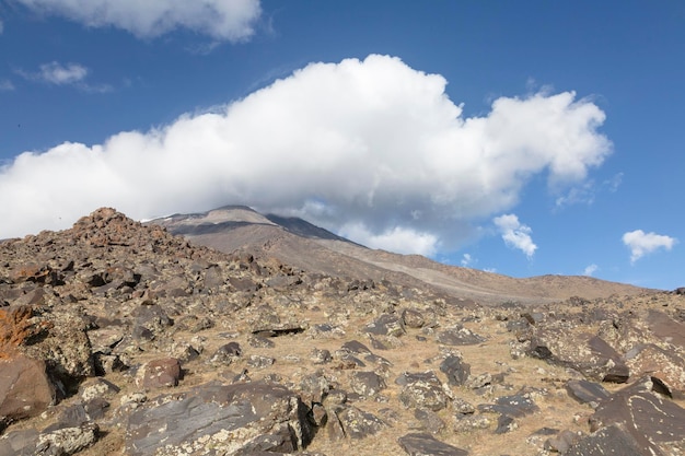 Uma grande nuvem de tempestade sobre o topo do Monte do Grande Ararat Agri Dagi Região da Anatólia Oriental Turquia