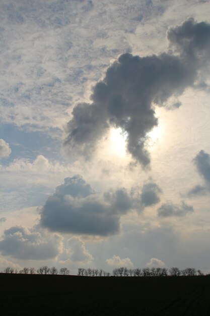 Uma grande nuvem no céu