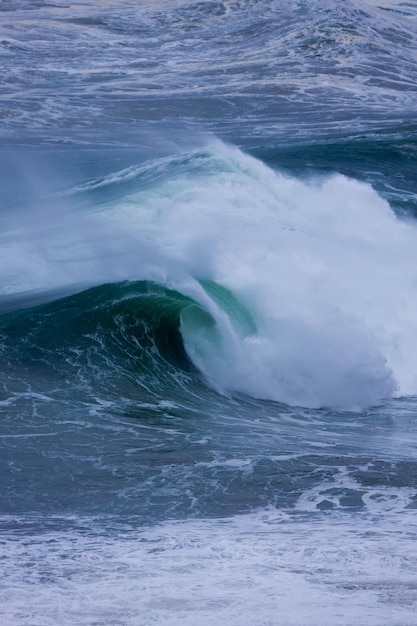 Uma grande onda no oceano