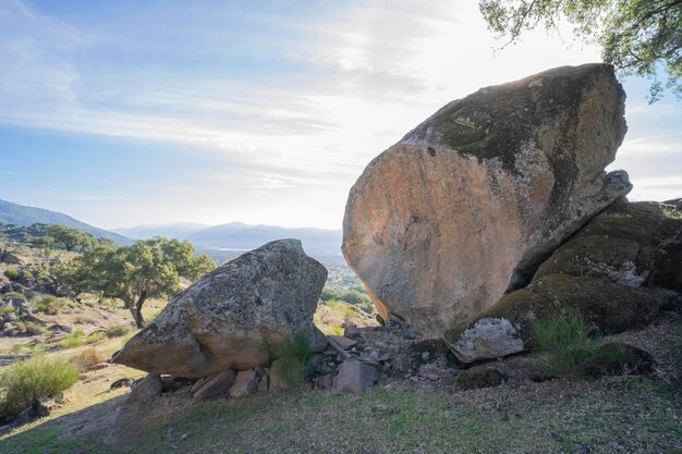 Uma grande pedra de granito quebrada pela natureza