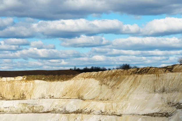Foto uma grande pedreira de areia e um lago um complexo de pedreiras abandonado e inundado extração de areia e pedra para aplicações industriais