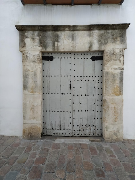 Foto uma grande porta de madeira com um número 1