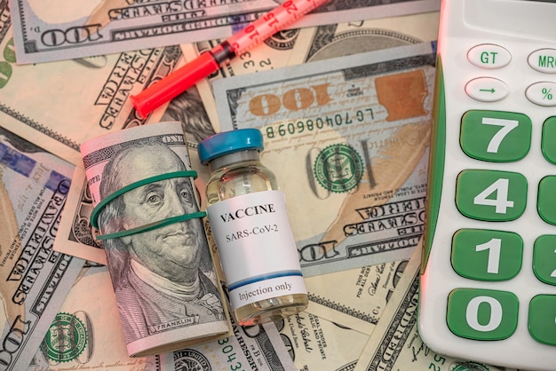 Uma grande soma de dólares com uma nova calculadora de vacina está no hospital em cima da mesa