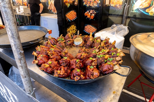 Uma grande tigela de comida com carne e uma placa que diz 'churrasco'