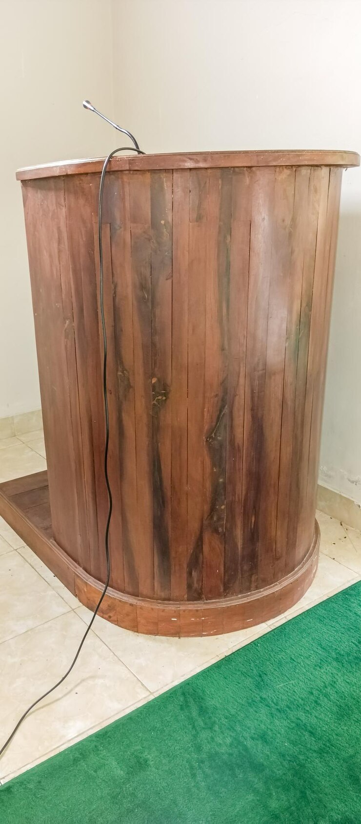 Foto uma grande urna de cor de cobre com uma base de madeira que tem uma textura áspera