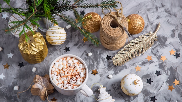 Uma grande xícara de chocolate com marshmallow polvilhado com cacau em pó