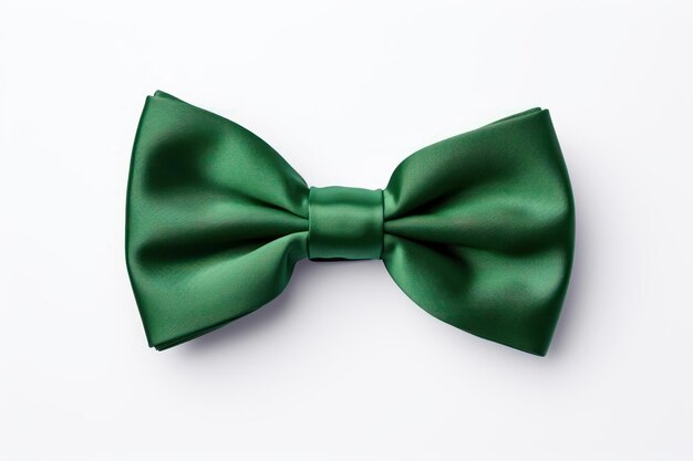 uma gravata verde sobre um fundo branco