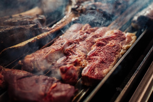 Uma grelha com carne e a palavra bife ao lado