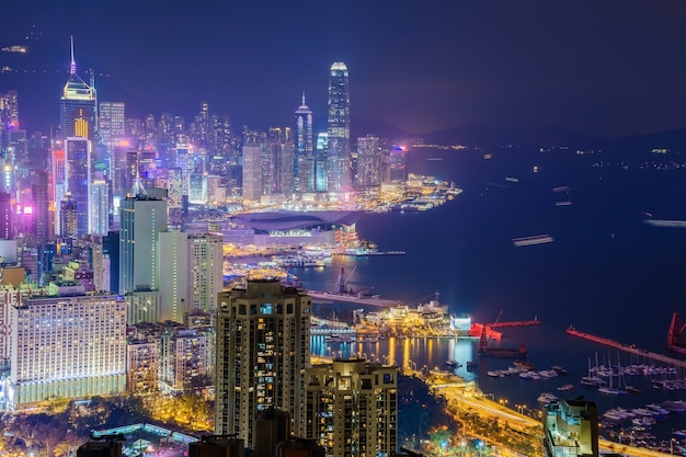 Uma ideia da skyline da cidade de Hong Kong, capturada em torno do por do sol da cimeira do monte de Braemar.