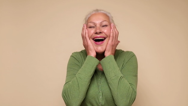 Uma idosa europeia está rindo alto