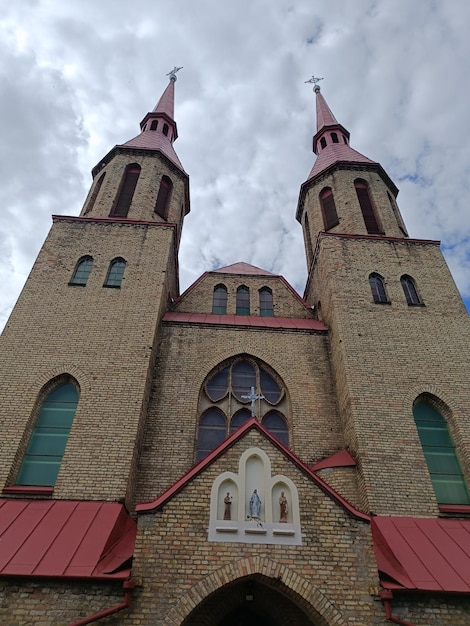 Foto uma igreja com telhado vermelho e telhado vermelho.