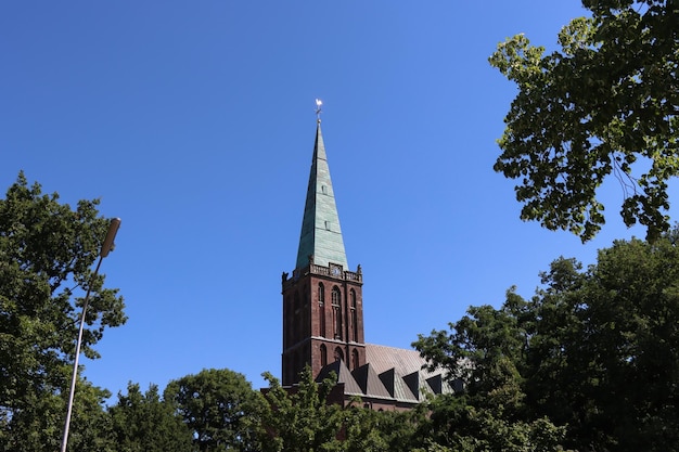 Foto uma igreja com um campanário e uma bandeira no topo