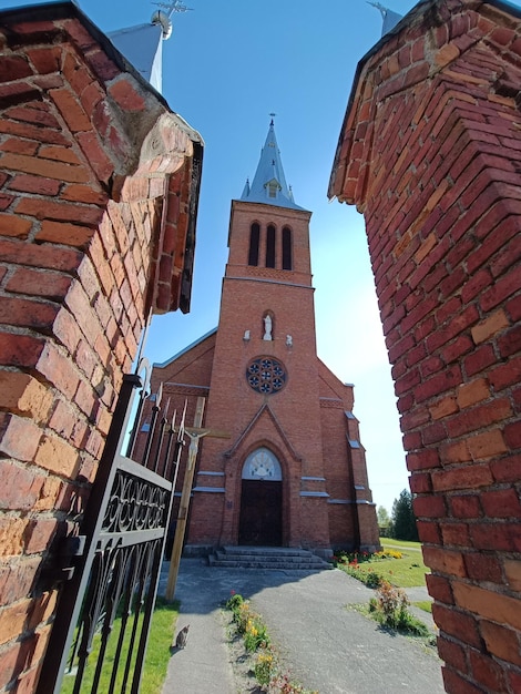 Uma igreja com um relógio na frente