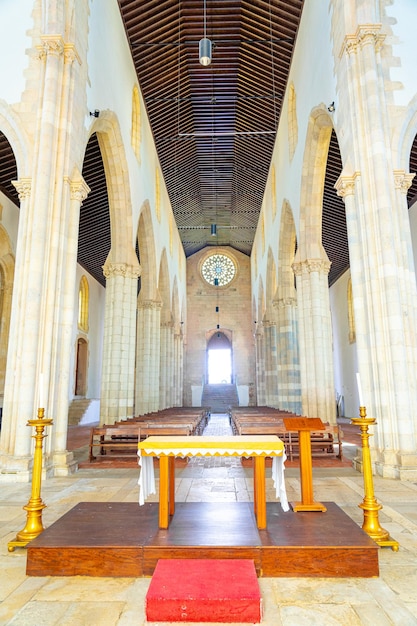 Foto uma igreja com um relógio no topo dela