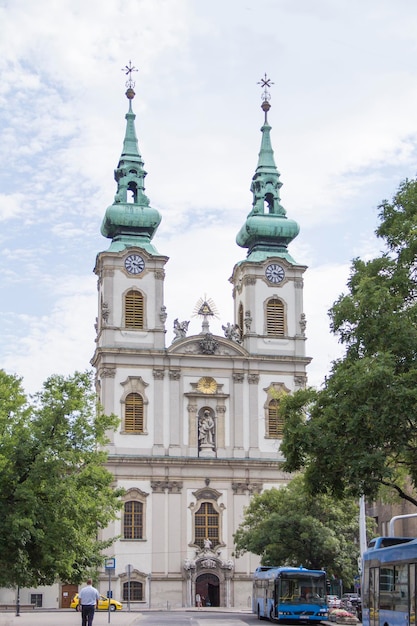 Uma igreja com um relógio no topo