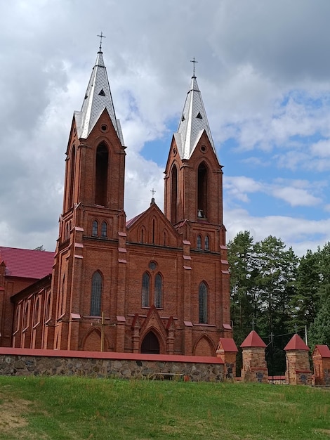 Uma igreja com um telhado vermelho e uma cruz branca no topo.