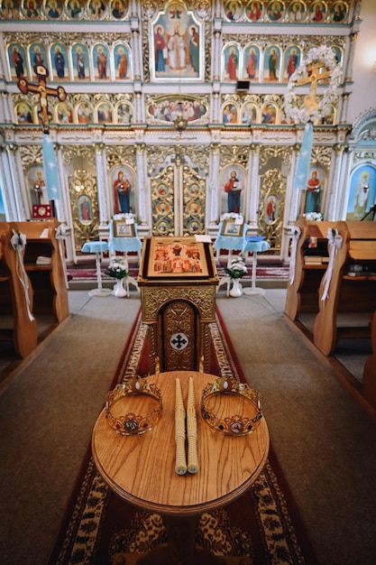 Foto uma igreja com uma cruz no topo dela