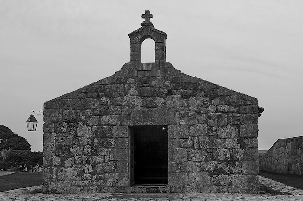 Uma igreja com uma cruz no topo